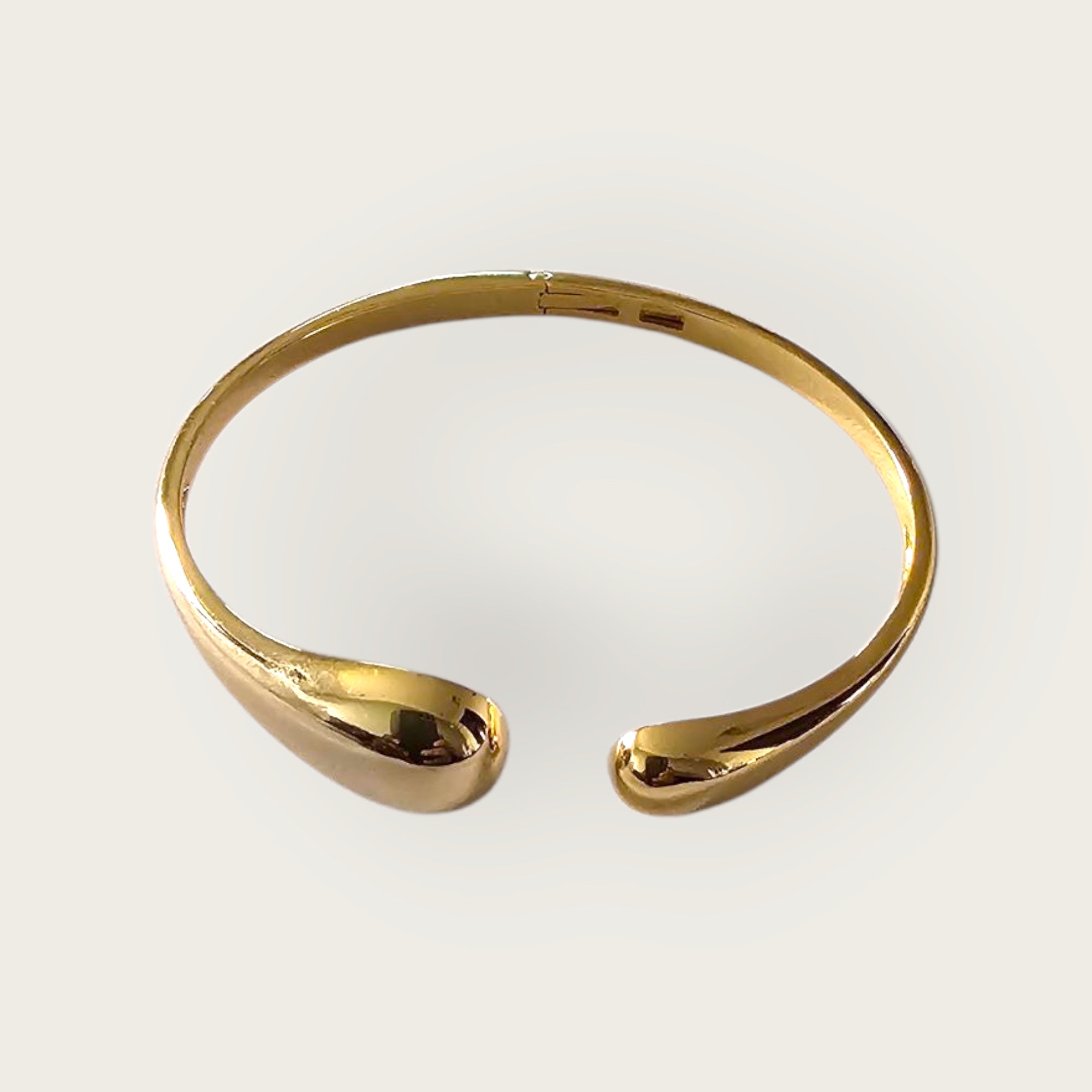 MCLuxe - Lumière Sculptural Large Teardrop Bangle