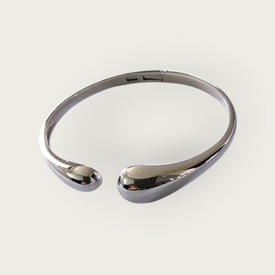 MCLuxe - Lumière Sculptural Large Teardrop Bangle